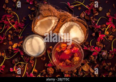 Masque de visage pour le lait de coco pour la protection contre les UV (rayons ultraviolets) sur une surface de couleur brune composée d'une certaine eau de rose et de lait de coco. Tir o Banque D'Images