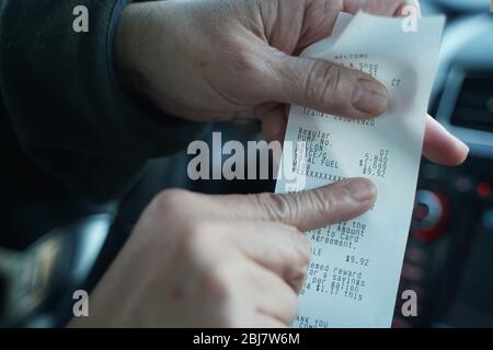 Cromwell, CT / USA - 20 avril 2020: Les mains pointent et soulignent la très forte baisse des prix du gaz pendant la pandémie Banque D'Images