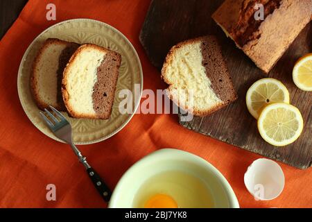 Délicieux pain sucré aux gâteaux avec citrons sur la serviette orange, vue sur le dessus Banque D'Images