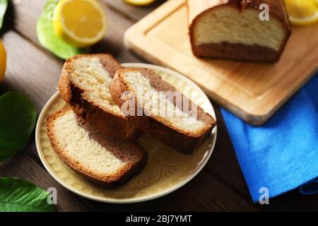 Délicieux pain sucré aux gâteaux avec citrons sur table en bois Banque D'Images