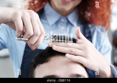 Coiffeur professionnel pour une coupe élégante pour l'homme Banque D'Images