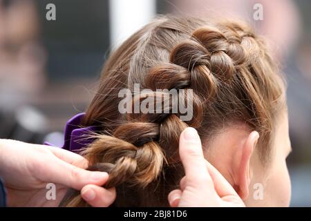 Tressage de cheveux coiffeur professionnel clients Banque D'Images