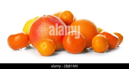 Un tas d'agrumes mélangés, dont un pamplemousse, des oranges, des citrons, des clémentines, des tangerines, des limes et un pomelo fruit isolé sur un fond blanc Banque D'Images