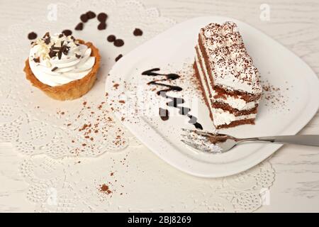 Délicieux gâteau et cupcake avec du chocolat sur table en bois ferme Banque D'Images