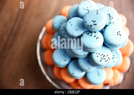 De nombreux macarons savoureux varicolor sur un plat Banque D'Images