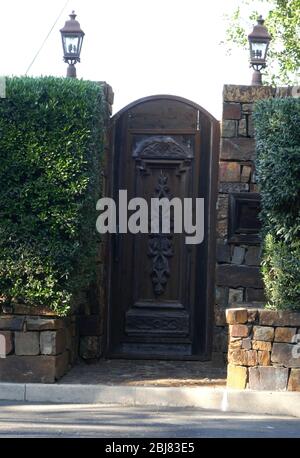 Los Angeles, Californie, États-Unis 28 avril 2020 une vue générale de l'atmosphère de l'ancienne maison de Tom Cruise et Eva Longoria au 7860 Torreyson Drive le 28 avril 2020 à Los Angeles, Californie, États-Unis. Photo de Barry King/Alay stock photo Banque D'Images