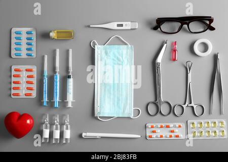 Table de médecin avec des articles médicaux et des pilules, vue de dessus Banque D'Images