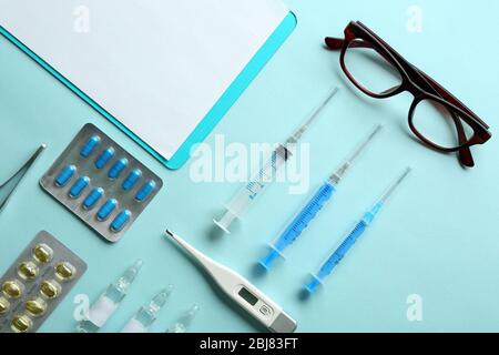 Table de médecin avec des articles médicaux et des pilules, vue de dessus Banque D'Images