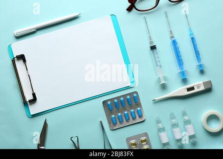 Table de médecin avec des articles médicaux et des pilules, vue de dessus Banque D'Images