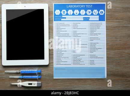 Table de médecin avec médicaments et comprimé, vue de dessus Banque D'Images