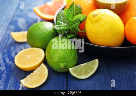 Composition juteuse de fruits tropicaux dans un bol, gros plan Banque D'Images