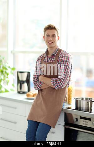 Un homme heureux dans la cuisine lumineuse Banque D'Images