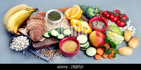 Aliments riches en glucides sur fond gris. Vegan Foods riches en fibres alimentaires, antioxydants, vitamines et minéraux. Banque D'Images
