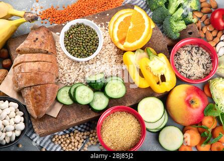 Aliments riches en glucides sur fond gris. Vegan Foods riches en fibres alimentaires, antioxydants, vitamines et minéraux. Vue de dessus Banque D'Images