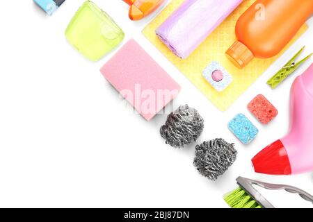 Kit de nettoyage avec produits et outils, isolé sur blanc Banque D'Images