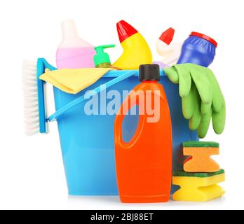 Kit de nettoyage avec outils et produits dans un seau en plastique, isolé sur blanc Banque D'Images