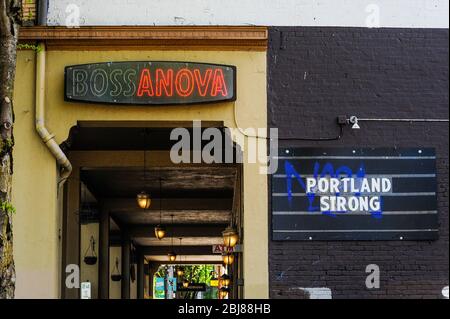 Marquise du lieu musical de la salle de bal Bossova reflétant l'ordre obligatoire d'un refuge à l'échelle de l'Oregon en réponse à la pandémie de Coronavirus de Covid-19 à Portland, Oregon, États-Unis, le 26 avril 2020. Photo ©Anthony Pidgeon Banque D'Images