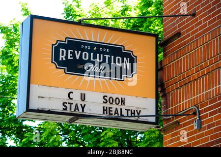 Lieu de musique du Revolution Hall reflétant l'ordre obligatoire de l'Oregon pour l'établissement d'un refuge à l'échelle de l'État en réponse à la pandémie de Coronavirus du Covid-19 à Portland, Oregon, États-Unis, le 26 avril 2020. Photo ©Anthony Pidgeon Banque D'Images