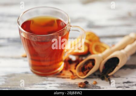 Tasse de thé en verre avec orange sec sur table en bois ferme Banque D'Images