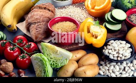 Aliments riches en glucides sur fond gris. Vegan Foods riches en fibres alimentaires, antioxydants, vitamines et minéraux. Banque D'Images
