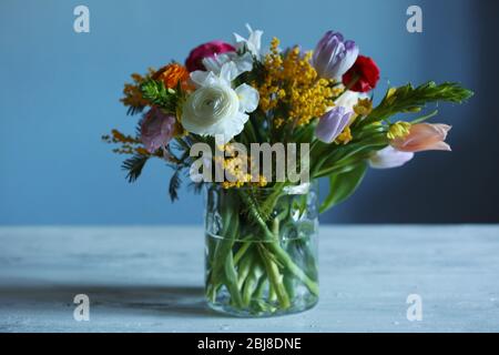 Un bouquet de fleurs fraîches dans un vase en verre. Banque D'Images