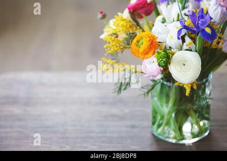 Un bouquet de fleurs fraîches sur une table en bois, gros plan Banque D'Images