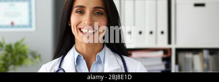 Beautiful smiling GP holding en mains jouet coeur rouge Banque D'Images
