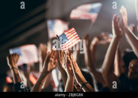 Les supporters de football américains applaudissants au succès de l'équipe. Groupe de fans de football célébrant la victoire. Banque D'Images