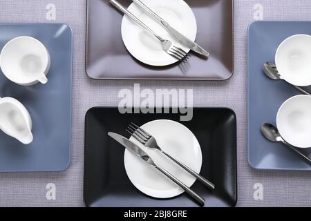 Vider les plats avec de l'argent plat sur fond gris Banque D'Images