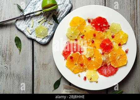 Citruses de coupe sur plaque Banque D'Images