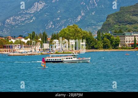 RIVA DEL GARDA, ITALIE - 17 juillet 2019: Vue sur le port de la ville de Riva del Garda sur le lac de Garde dans le nord de l'Italie Banque D'Images