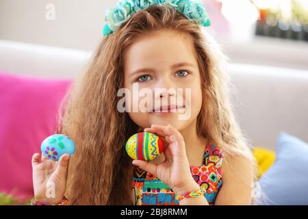 Petite fille avec œufs de Pâques à l'intérieur Banque D'Images