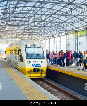 Kiev, UKRAINE - Octobre 07, 2019 : Les personnes en attente de l'arrivée de train Express - navette aéroport Boryspil airport train à partir de la gare centrale de Kiev à la Bo Banque D'Images