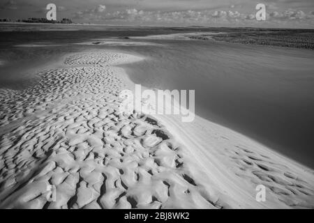 Sandbanks exposé à marée basse, Wells près de la mer, Norfolk, Angleterre, image noir et blanc infra rouge. Banque D'Images