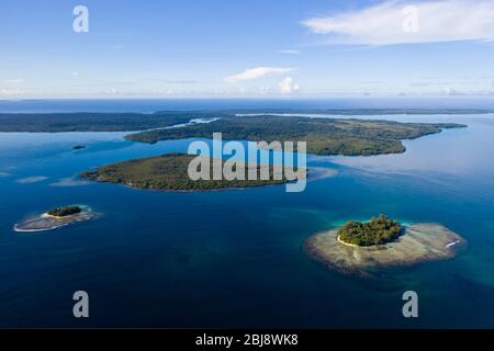 Vue aérienne des îles de la baie Balgai, Nouvelle-Irlande, Papouasie-Nouvelle-Guinée Banque D'Images