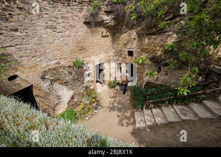 Louresse-Rochmenier, France - Mai 2013 : entrée à la ferme troglodite Banque D'Images