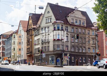 Stuttgart, Allemagne - juillet 2016 : rue animée avec de vieux bâtiments allemands du quartier de Gaisburg à Stuttgart-Ost Banque D'Images