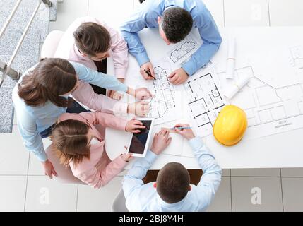Jeunes ingénieurs travaillant au bureau, vue de dessus Banque D'Images