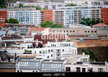 Berlin, Allemagne. 29 avril 2020. Vue depuis un bâtiment en hauteur sur la Fischerinsel à Berlin-Mitte. Crédit: Christoph Soeder/dpa/Alay Live News Banque D'Images