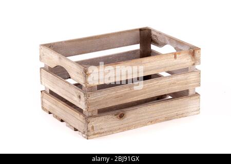 Petite caisse en bois utilisée pour les fruits ou les légumes dans une ferme ou un magasin. Caisse en pin latte isolée sur un fond blanc Banque D'Images