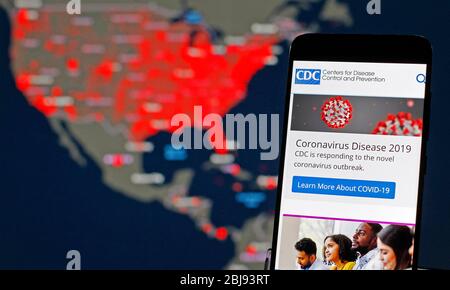 Dans cette photo illustration, la page Web des centres de contrôle et de prévention des maladies (CDC) est affichée sur un téléphone mobile. Le nombre de cas confirmés par le COVID-19 coronavirus aux États-Unis a dépassé un million et dépassé trois millions dans le monde, Selon le tableau de bord COVID-19 du Centre de science et d'ingénierie des systèmes (CSSE) de l'Université Johns Hopkins (JHU). L'Organisation mondiale de la santé a déclaré le coronavirus pandémique mondiale le 11 mars 2020. Banque D'Images