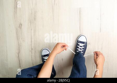 Homme chaussures lacets sur parquet en bois Banque D'Images