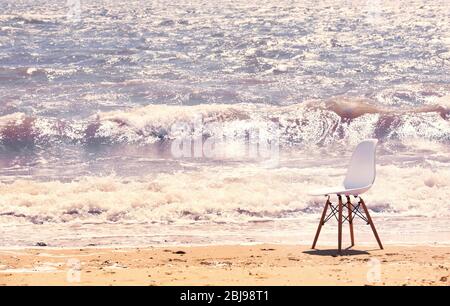 Chaise blanche sur la plage Banque D'Images