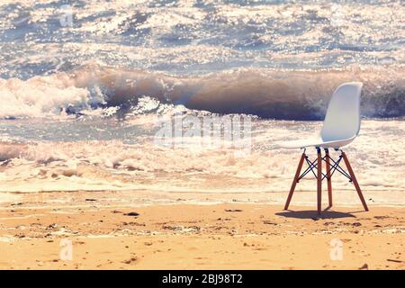 Chaise blanche sur la plage Banque D'Images