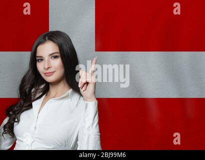 Femme avec pouce vers le haut. Concept d'éducation ou d'affaires Banque D'Images