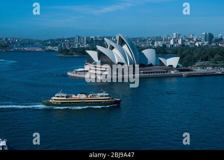 Ferry Manly en passant par l'Opéra de Sydney Banque D'Images