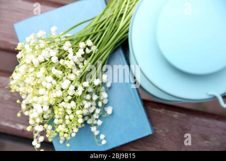 Bouquet de lilas de la vallée sur banc en bois Banque D'Images