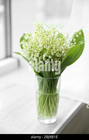 Bouquet de lilas de la vallée sur le seuil de la fenêtre Banque D'Images