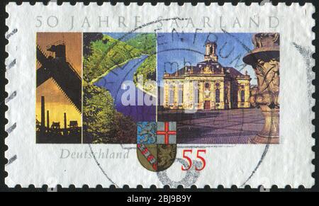ALLEMAGNE - VERS 2007 : cachet imprimé par l'Allemagne, montre l'architecture, la rivière et l'industrie, vers 2007. Banque D'Images