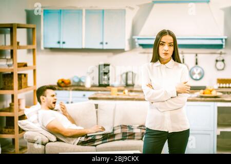 Triste couple plate maison pendant isolation à la maison Banque D'Images